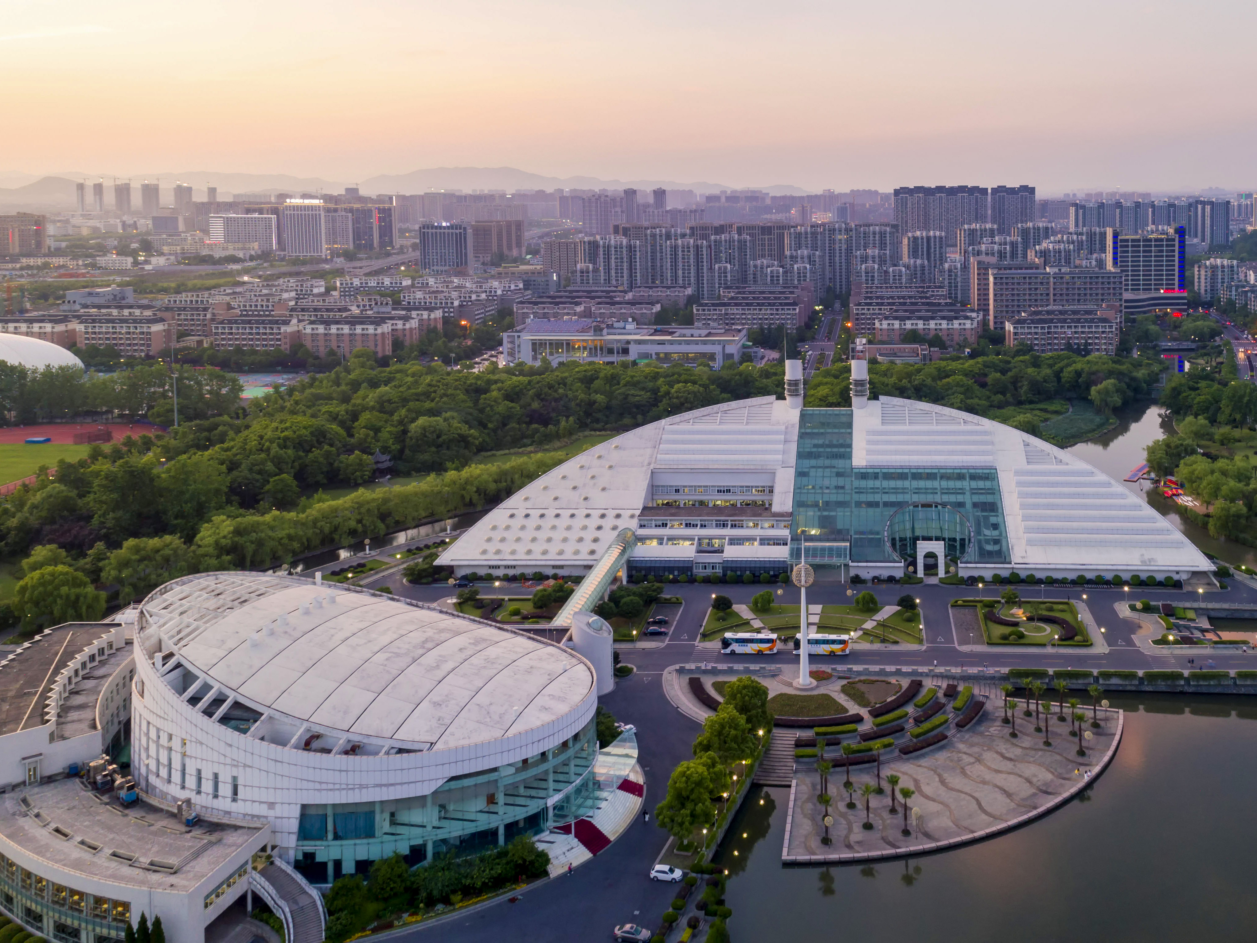 《2023胡润校友会榜》发布！清华浙大校友并列第一！