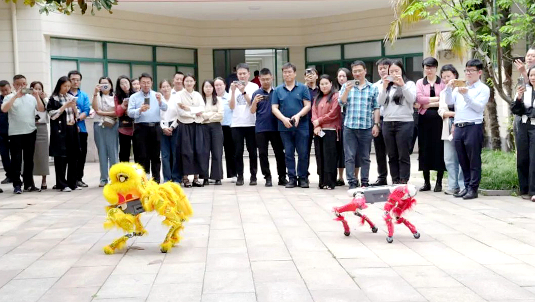 杭州云深处科技的机器狗进浙大华家池啦