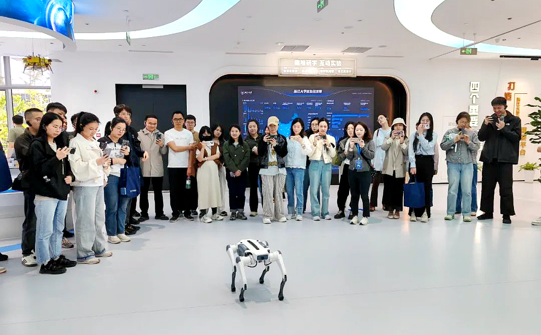 无锡市优秀年轻公务员和团干部在浙大开展人工智能主题培训