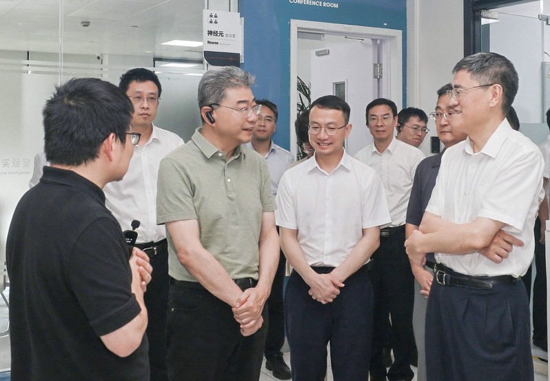 教育部党组成员、副部长吴岩一行来浙江大学调研